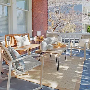 https://beautiful-brick-2-bedroom-home.top-hotels-in-savannah.com